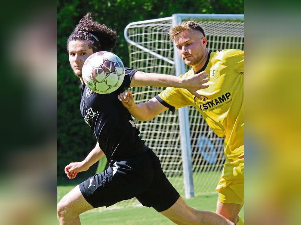 Jetzt nicht lockerlassen: Im vorletzten Heimspiel gegen Sundern wollen Luca Kaiser (r.) und seine SuS-Kollegen ihre Aufstiegschance zur Westfalenliga wahren. Foto: Wiegand