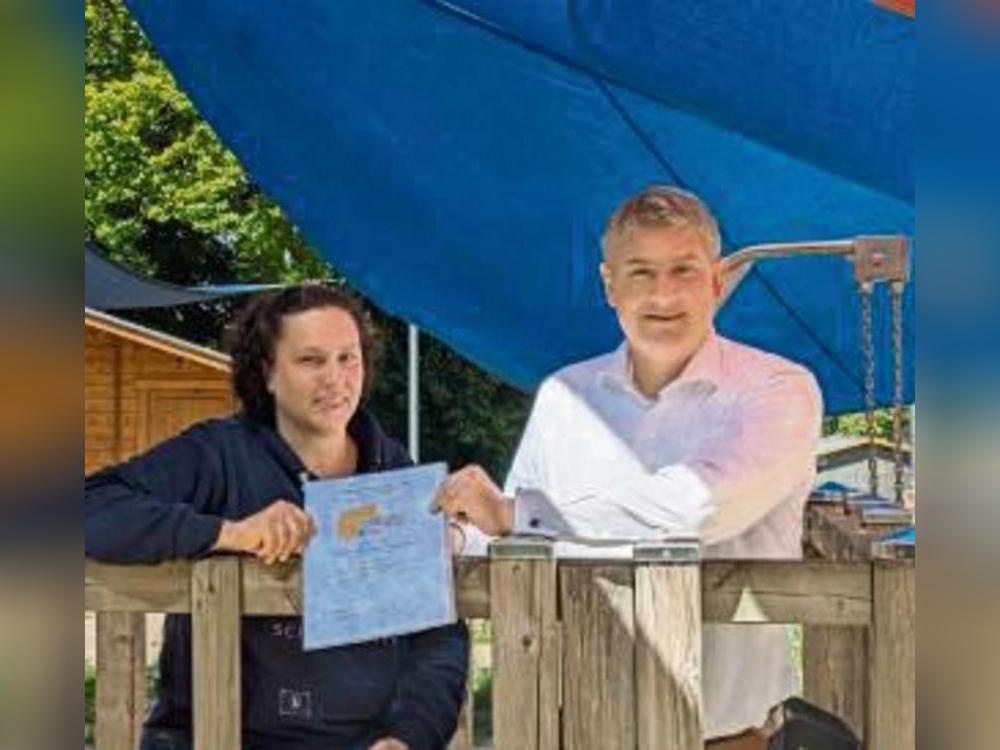 Kita-Leitung Barbara Schulte-Volmer mit Bürgermeister Remco van der Velden.