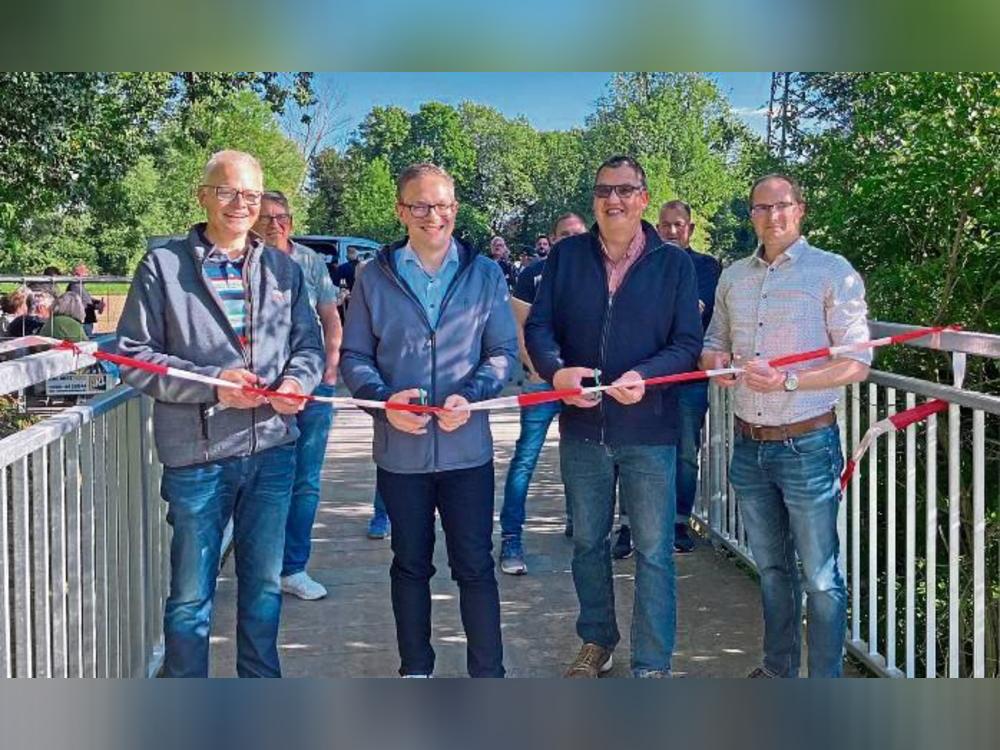 Brückenbauer unter sich: Ortsvorsteher Martin Jöring (Horn), Hendrik Henneböhl, Ortsvorsteher Mario Bußmann (Schmerlecke) und Lukas Jäker (Stadt Erwitte). Foto: Bußmann