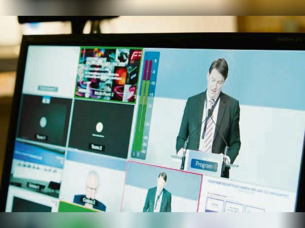 Aus dem A2-Forum in Rheda-Wiedenbrück auf die Bildschirme: Hella-Chef Bernard Schäferbarthold während der virtuellen Hauptversammlung. Foto: Elisa Sholobnjuk