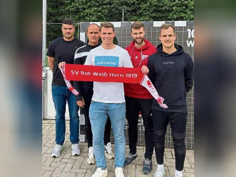 Ein echter Hochkaräter wechselt zum Horner Trotzbach: Marvin Joswig (ehemals SV Lippstadt und Westfalia Rhynern). Darüber freuen sich die Verantwortlichen (v.l.) Thomas Jackisch, Heinz Gockel, Jonas Eickmann und Marcel Aust.