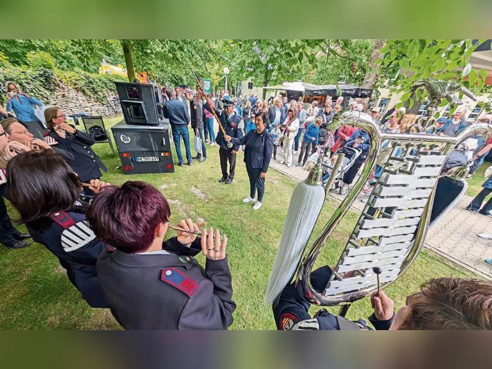 Eine Rede schwang Landrätin Eva Irrgang zwar nicht, dafür aber für einige Minuten den Tambourstab – und bewies Taktgefühl. Fotos: Bunte