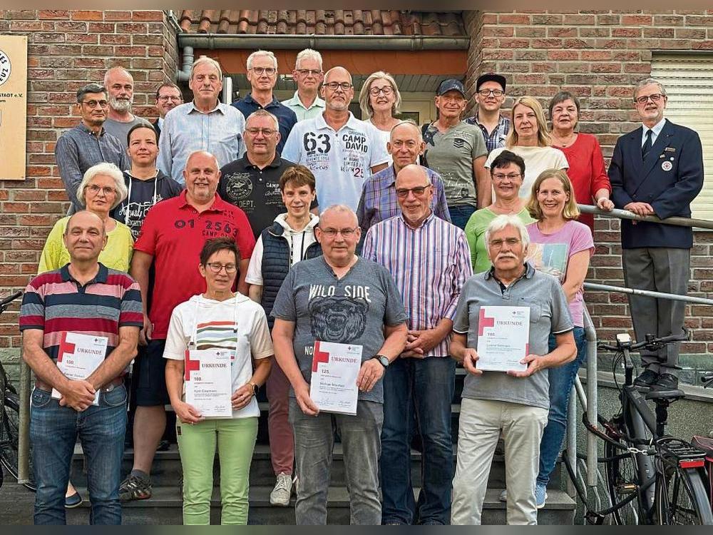 Unser Bild zeigt, untere Reihe, v.l.: Rainer Siebert (100 Spenden), Karin Eikermann (100), Michael Moorfeld (125), Lorenz Wittmers (100). Obere Reihe, 2. v. l. Markus Zgaga (Schatzmeister DRK), 2. v. r. Anita Schürmann (Leiterin Blutspende DRK), ganz rechts Dr. Harald Briese (1. Vorsitzender DRK Lippstadt).