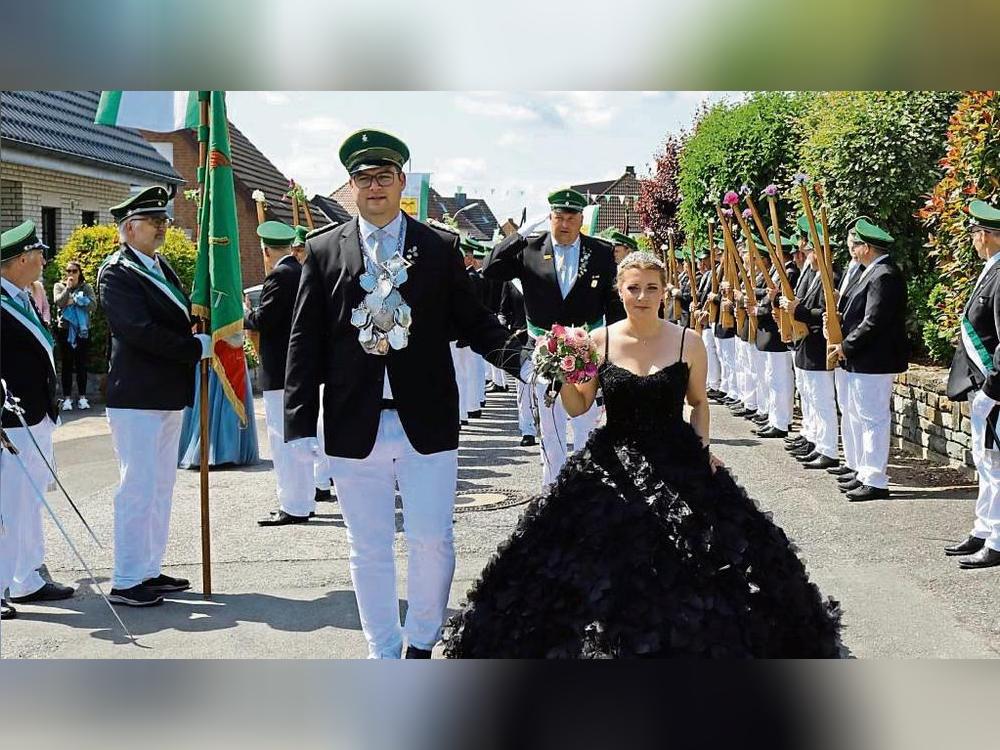 In schwarzer Robe marschierte Annika Schürmann beim Festumzug an der Seite von Schützenkönig Niklas Schürmann durch die Straßen. Fotos: Priesnitz