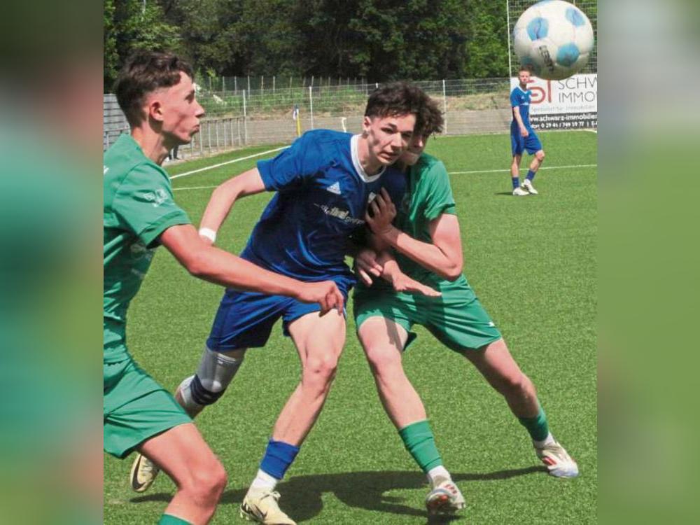 Da war viel mehr drin! Trotz zahlreicher guter Chancen mussten sich die B-Junioren des TuS Lipperode (in Blau) gegen Wethmar mit einem 1:1 begnügen. Foto: Dannhausen