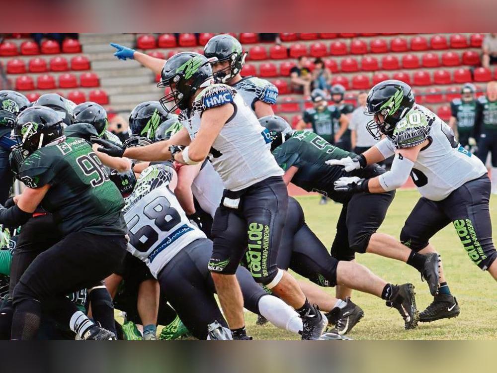 Alles im Griff hatten die Lippstadt Eagles (in Weiß) im Auswärtsspiel bei den Rheine Raptors. So war auch Headcoach Philipp Reiche nach dem 26:6-Erfolg sehr zufrieden mit dem Auftritt seiner Mannschaft.