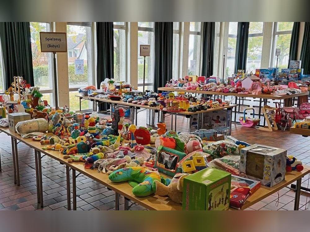 Shoppingbörse, Spielzeugbörse, Rund ums Kind: Je nach Markt gibt es auf den Verkaufstischen in der Aula viele verschiedene Artikel zu kaufen. Fotos: Secondhand-Markt Team.