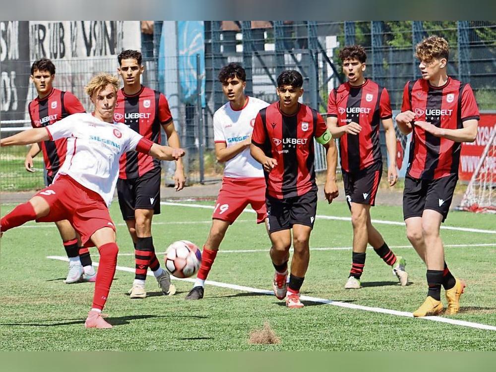 Ein Duell auf Augenhöhe lieferten sich die B-Junioren des SV Lippstadt und die Sportfreunde Siegen (in Weiß). In der Nachspielzeit gelang Jermaine Singh für den SV der umjubelte Siegtreffer zum 2:1. Foto: Feichtinger