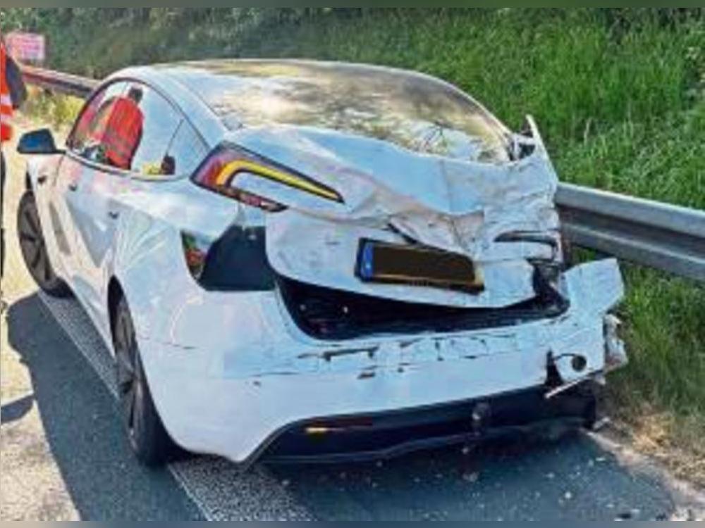 Ein Transporter fuhr auf den Pkw auf. Foto: Feuerwehr Geseke