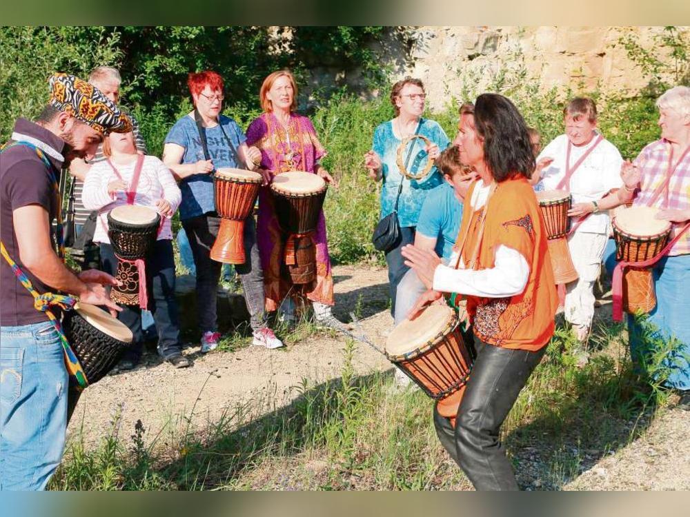 Die Gruppe „Mama Afrika“ trommelt regelmäßig auch im Steinbruch. Ihr Jubiläumskonzert gibt sie aber am kommenden Samstag in Bad Westernkotten. Archivfoto