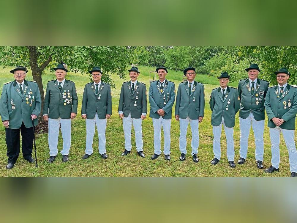 Mit Musik, Marsch und viel Applaus wurden am Wochenende in Rixbeck die langjährigen Mitglieder des Schützenvereins feierlich geehrt. Foto: Schnieder