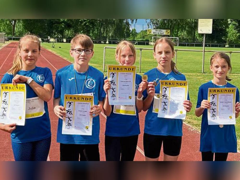 Über ihren gelungenen Saison-Wettkampfauftakt freuen sich von (v.l.) Julia Kaptur, Bennet Salmen, Charlotte Emmrich, Annika Spuling und Anneli Timmermann vom LTV.