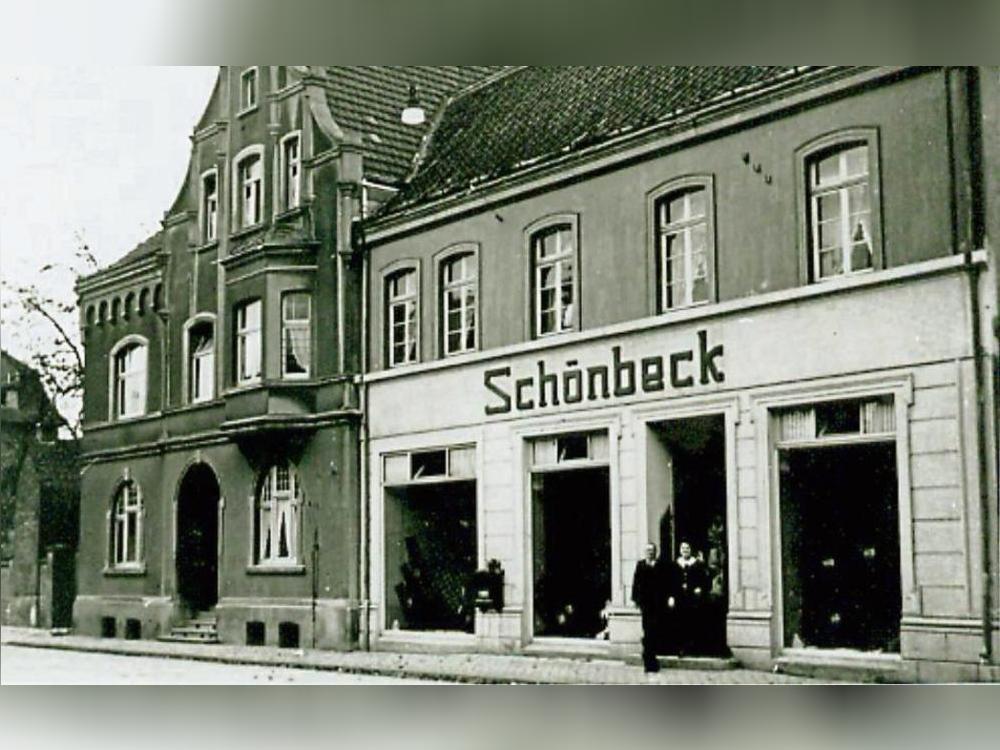 Das Wohn- und Geschäftshaus der Schönbecks. Im Vordergrund stehen Otto und Emmy Schönbeck im Eingang ihres Bekleidungsgeschäfts. Foto: Verein f. Heimatkunde Geseke