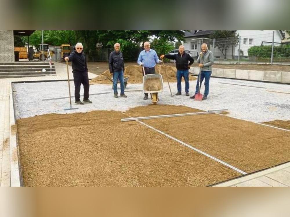 In Eigenleistung verarbeiteten die Westfalia-Mitglieder zwölf Tonnen Dolomitsand.