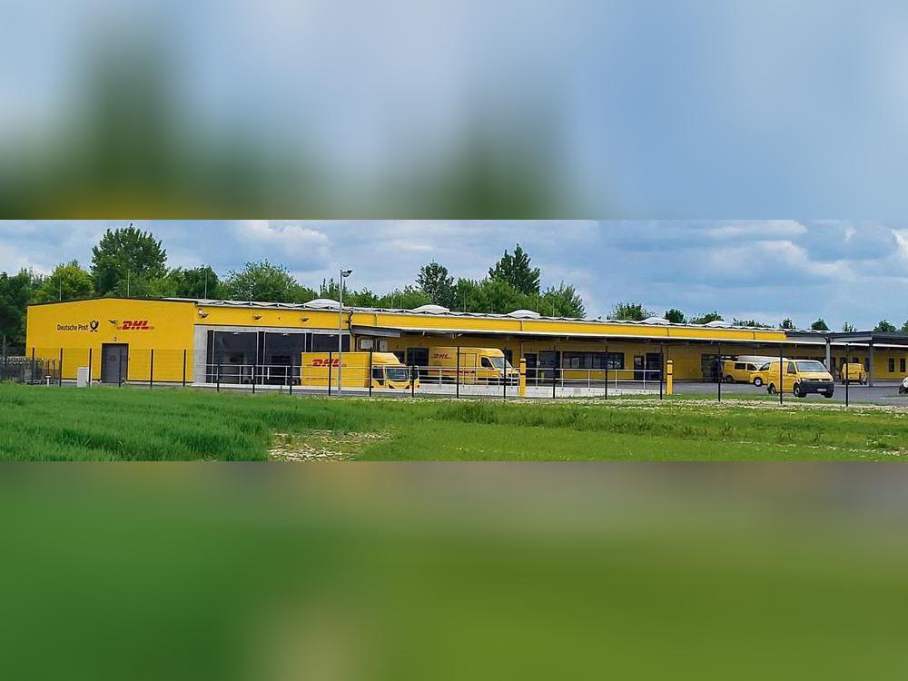 Der neue, etwa 1800 Quadratmeter große Zustellstützpunkt von Deutscher Post/DHL in Lippstadt steht am Schanzenweg (zur Orientierung: ein Stück weit hinter Genisi). Es gibt noch Reservekapazitäten, falls die Paketzustellung weiter wachsen sollte. Hier sind mehr als 50 Post-Autos stationiert. Foto: Schwade