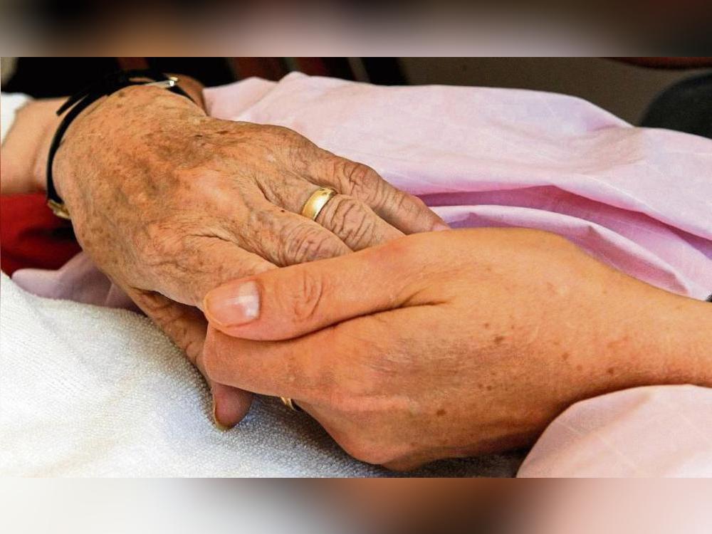 Für Begleitung und Entlastung am Lebensende sorgen Hospizdienste. Foto: dpa