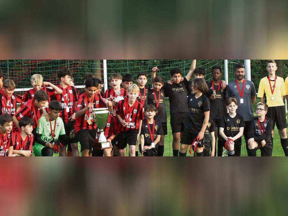 Den D-Junioren des SV Lippstadt (links im Bild) glückte zwar die Titelverteidigung, dafür musste der Bezirksligist aber an seine Grenzen gehen. Die Mannschaft von Viktoria Lippstadt (in Schwarz) zeigte sich als Finalgegner absolut ebenbürtig. Fotos: Dannhausen