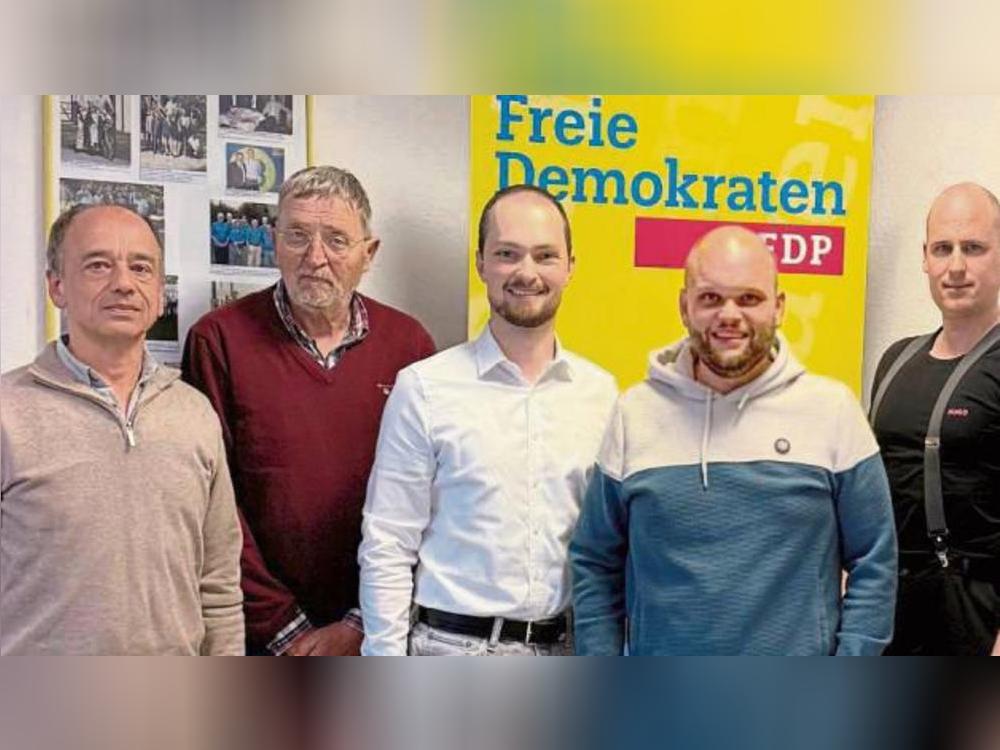 Die FDP Geseke hat Alexander Arens (l.) als Vorsitzenden bestätigt. Zu Gast war Kreisvorsitzender Fabian Griewel (m.).