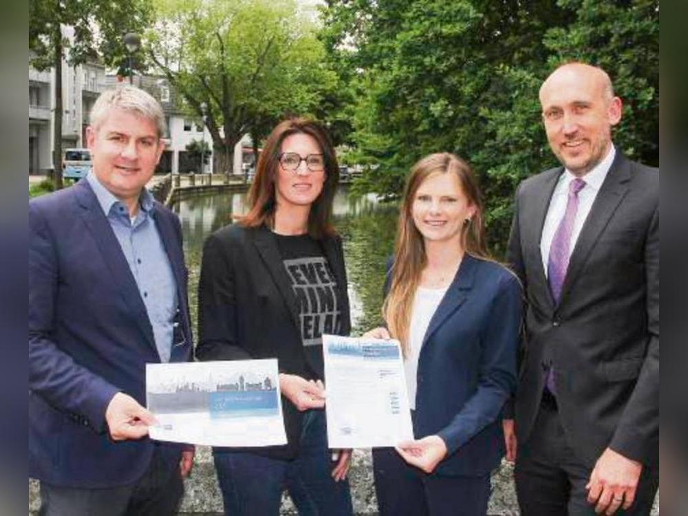 Die Umfrage-Ergebnisse präsentierten Jörg Nolte und Sina Sossna (2.v.r., beide IHK) Remco van der Velden und Dagmar Hermes. Foto: Schwade