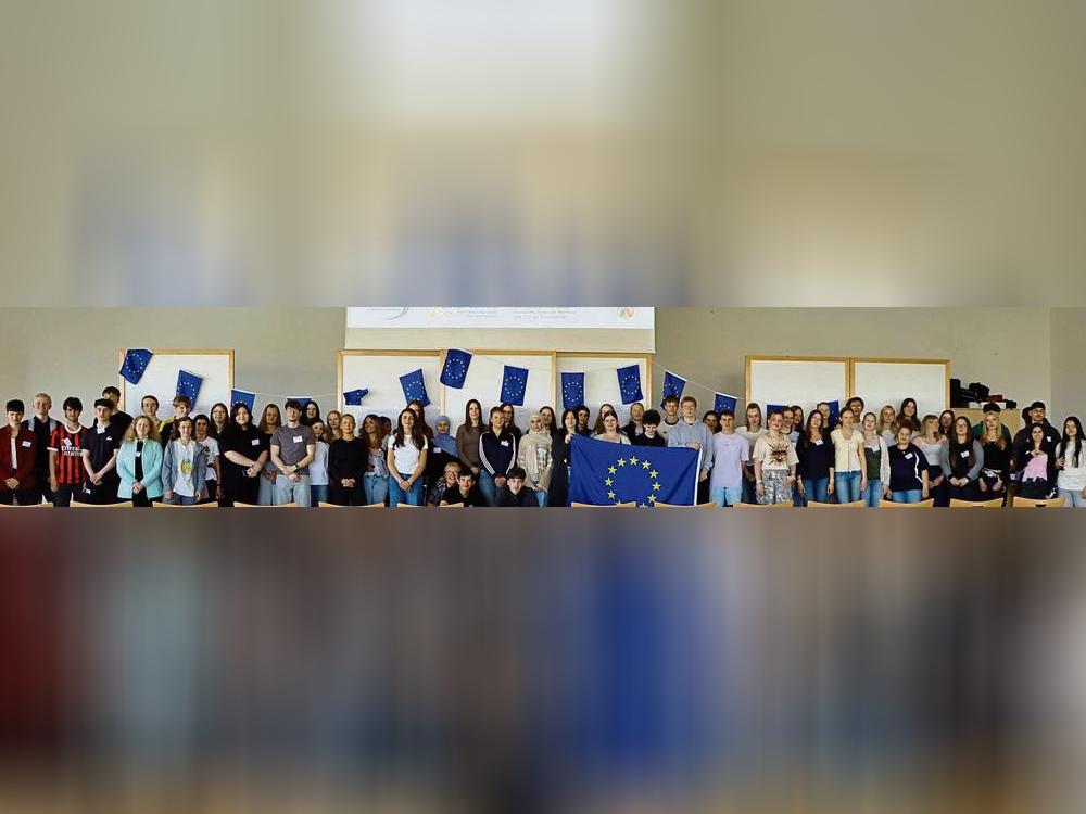 Gemeinsam für ein vielfältiges Europa: Beim Europatag am Ostendorf-Gymnasium in Lippstadt kamen rund 70 Schüler der Europaschulen aus dem Kreis Soest zusammen.