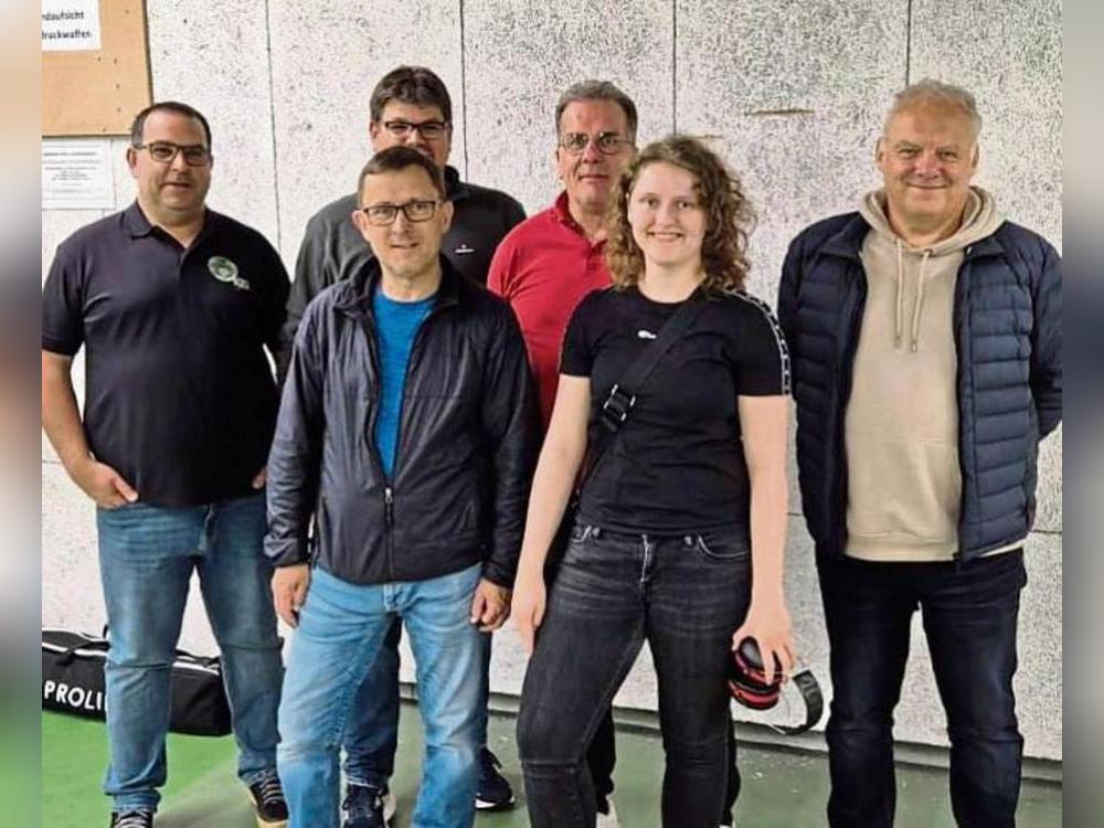 Räumten bei den Landesmeisterschaften mit der Zentralfeuerwaffe kräftig ab. Die KKSV-Sportschützen (v.l.) Daniel Schulte, Oliver Zollitsch, Alexander Gockel, Ralf Risse, Angelina Marie Lenze und Peter Müller.