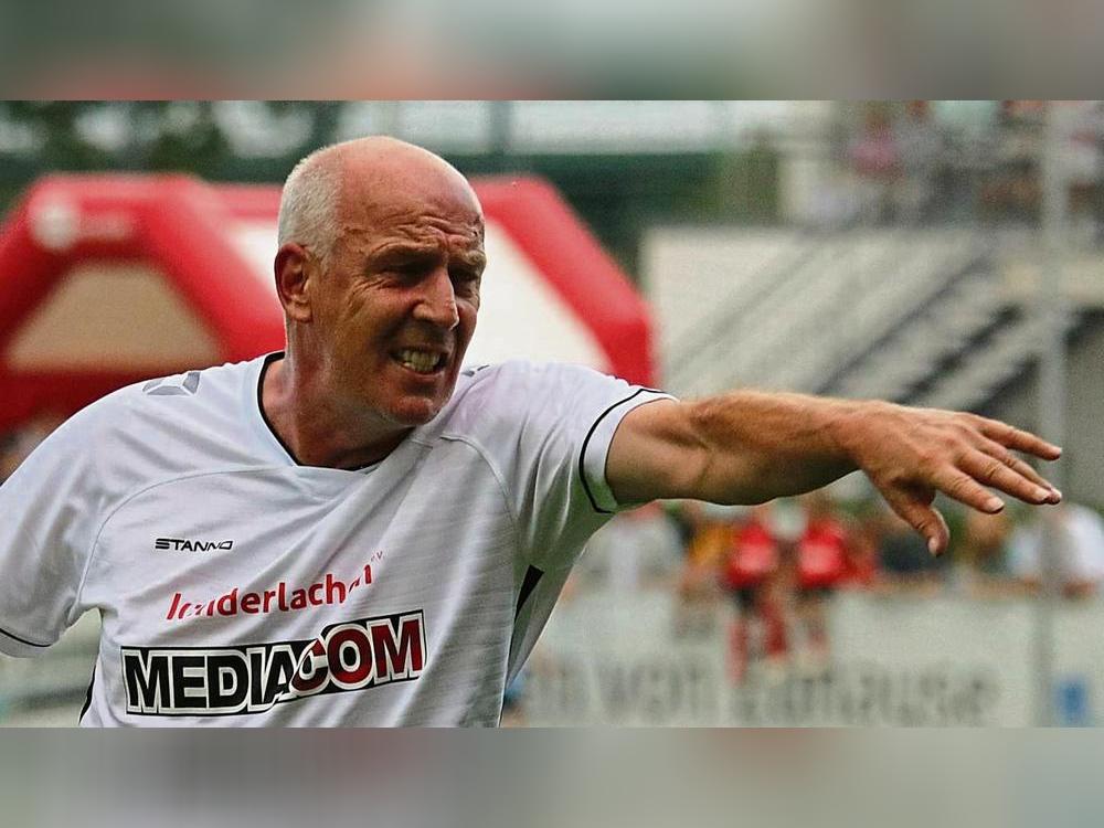 Was wird Mario Basler beim Fußball-Talk in Mastholte erzählen? Vielleicht, wie er beim Charity-Spiel in Lippstadt nach 15 Minuten einer Rauchpause erzwang, indem er eine Rote Karte provozierte... Foto: Wiegand