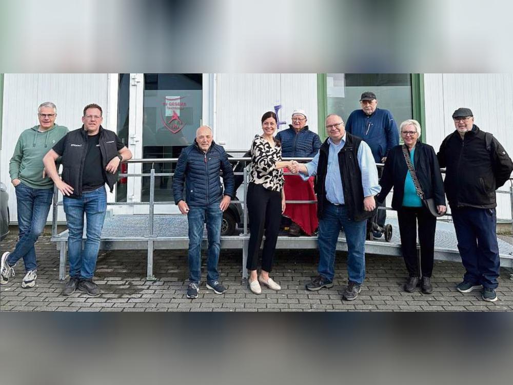 Die neue Rampe sorgt beim Tischtennis-Förderverein für Freude.