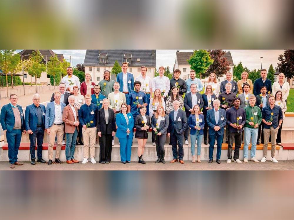 Unternehmen und Stiftungen helfen fast 50 HSHL-Studenten in Lippstadt mit einer Geldspritze bei einem Teil- oder Vollstipendium (150 bzw. 300 Euro monatlich). Stifter und Stipendiaten wurden jetzt geehrt.