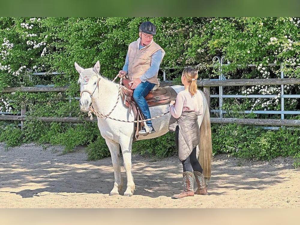 Balance finden – auf und neben dem Pferd: Das Zentrum für Suchtmedizin der LWL-Klinik Lippstadt setzt auf tiergestützte Therapie. Edgar Hejnal und Therapeutin Judith Marke bei der Einheit auf der Five-Star-Ranch. Foto: Cegelski