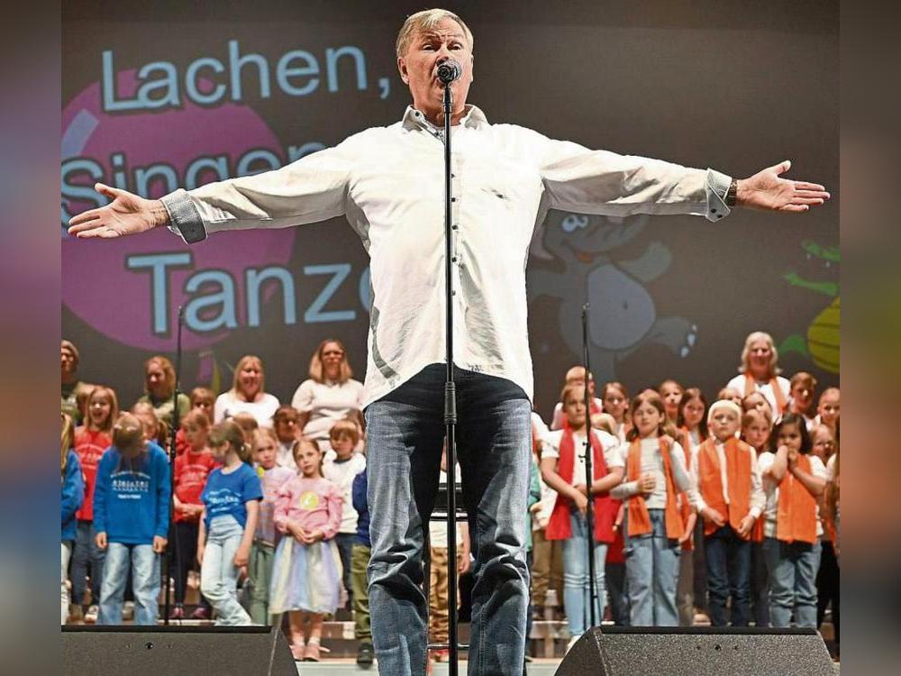 Gemeinsam mit Kindern aus Schulen und Kindergärten brachte Reinhard Horn eine Auswahl seiner schönsten Lieder auf die Bühne des Lippstädter Stadttheaters. Fotos: Tuschen