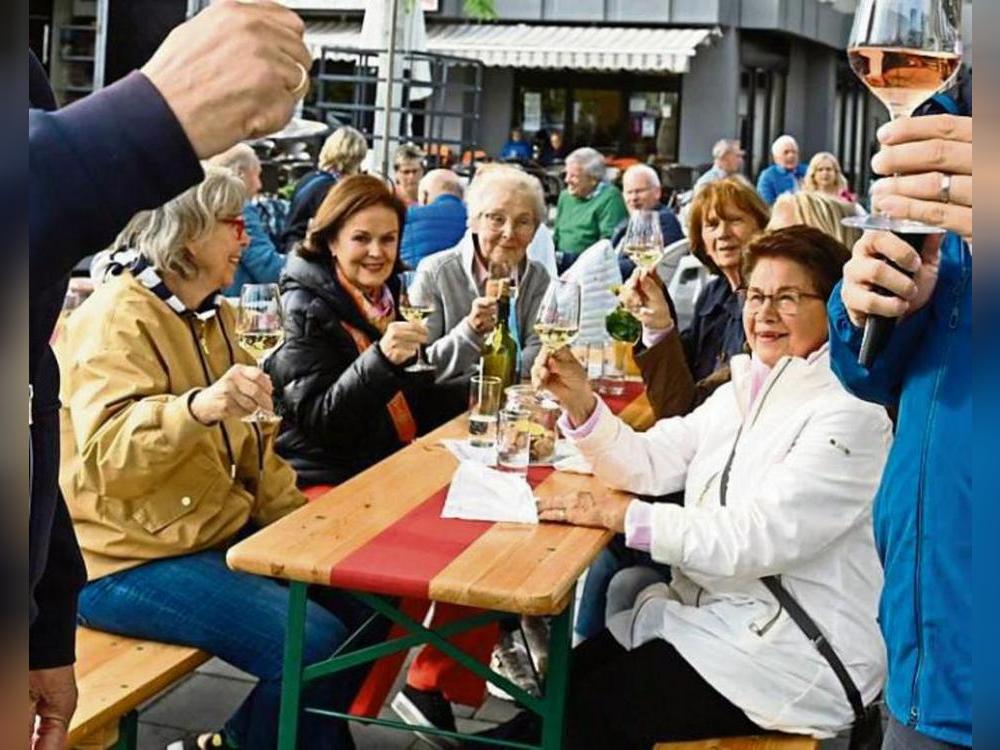 Auf dem Marktplatz wird verkostet, in der Bachstraße geshoppt. Archivfotos: Tuschen / Kabuth