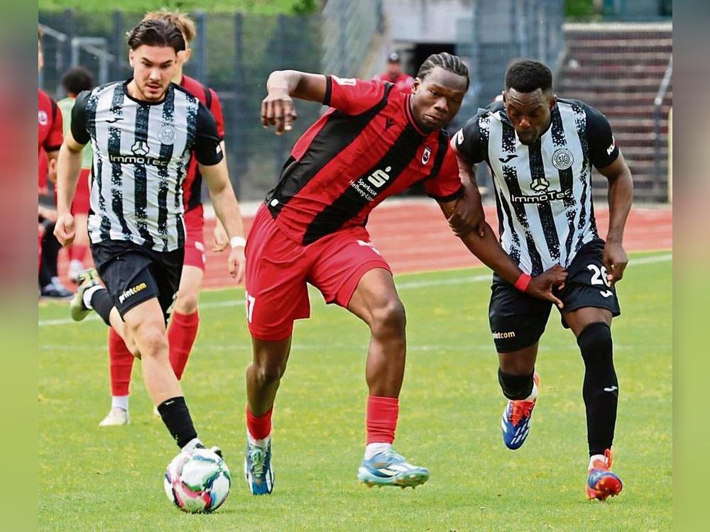 Na, na, na – jetzt bloß nicht zupacken. Das wird Joel Amadi am Sonntag im letzten Heimspiel gegen den ASC Dortmund auch nicht. Der Verteidiger des SV Lippstadt hat sich im Training verletzt und fällt aus. Foto: Lütkehaus