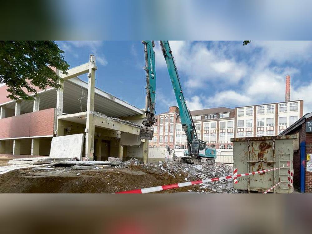 An der Lüningstraße wird gerade die frühere Hella-Galvanik abgebrochen. Die Arbeiten werden noch bis August dauern, die Straße aber nächste Woche wieder freigegeben.