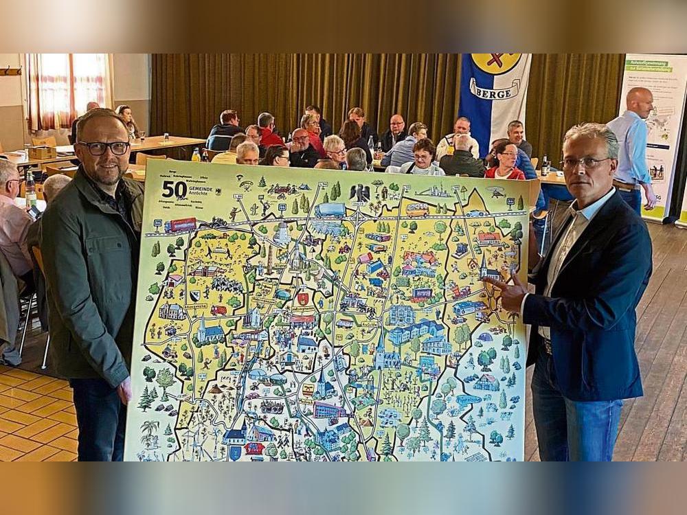 Bürgermeister Alfred Schmidt (l.) brachte ein Gemeinde-Wimmelbild für das Gemeinschaftshaus in Berge mit. Foto: N. Gerwin