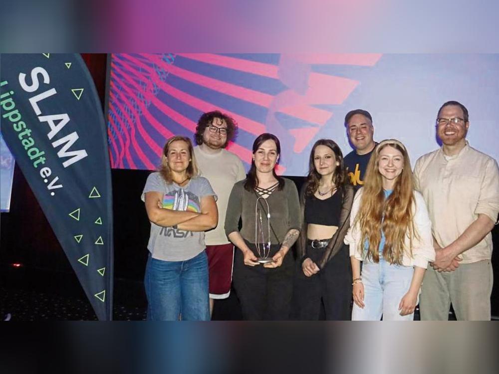 Traten beim Poetry Slam gegeneinander an (v.l.): Eva-Lisa, Moderator Alex Paul, Gewinnerin Britta Kah, Jeanette Kasper-Feld, Björn Rosenbaum, Rebecca und Emil. Foto: Kabuth