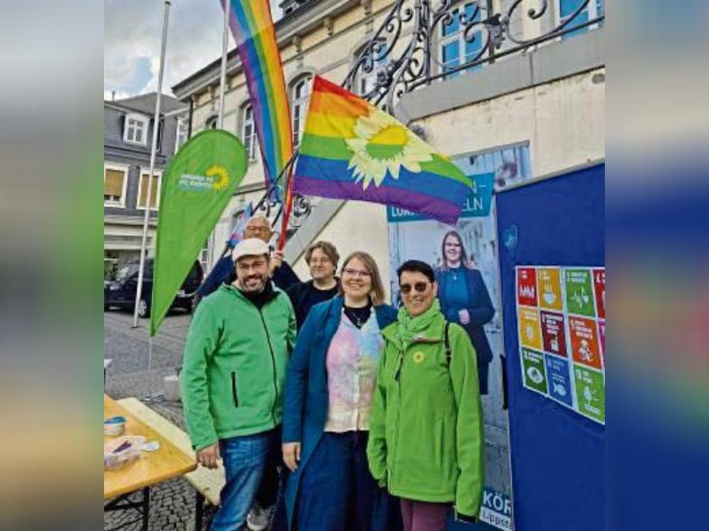 Zum dritten Mal in Folge wurde die Regenbogenflagge vor dem Lippstädter Rathaus gehisst.
