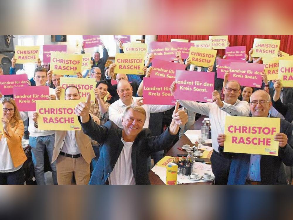 Daumen hoch für Christof Rasche: Die Kreis-FDP schickte den 62-jährigen Erwitter ins Rennen um den Landratsposten. Foto: Giannakis