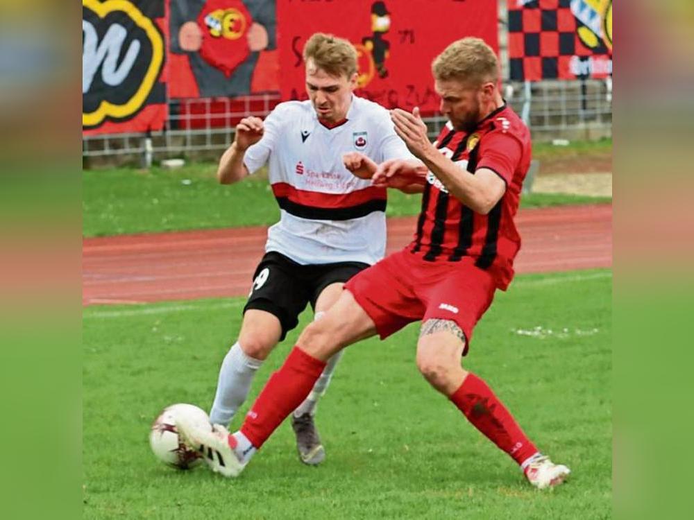 Maximilian Franke (l.) hat seinen Vertrag verlängert und geht in seine dritte Saison beim SV Lippstadt. Foto: Lütkehaus