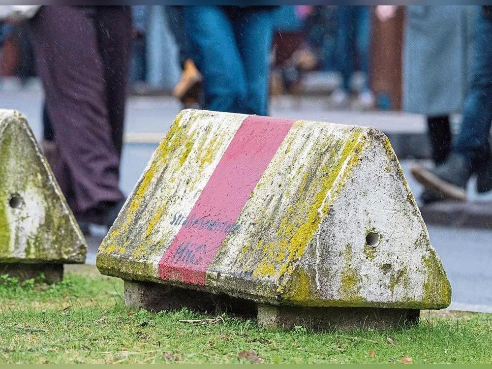 Eine mobile Fahrzeugsperre beim Weihnachtsmarkt in der Innenstadt von Rostock: Auch die Stadt Erwitte will ihre Veranstaltungen in Zukunft mit Barrieren absichern. Foto: dpa