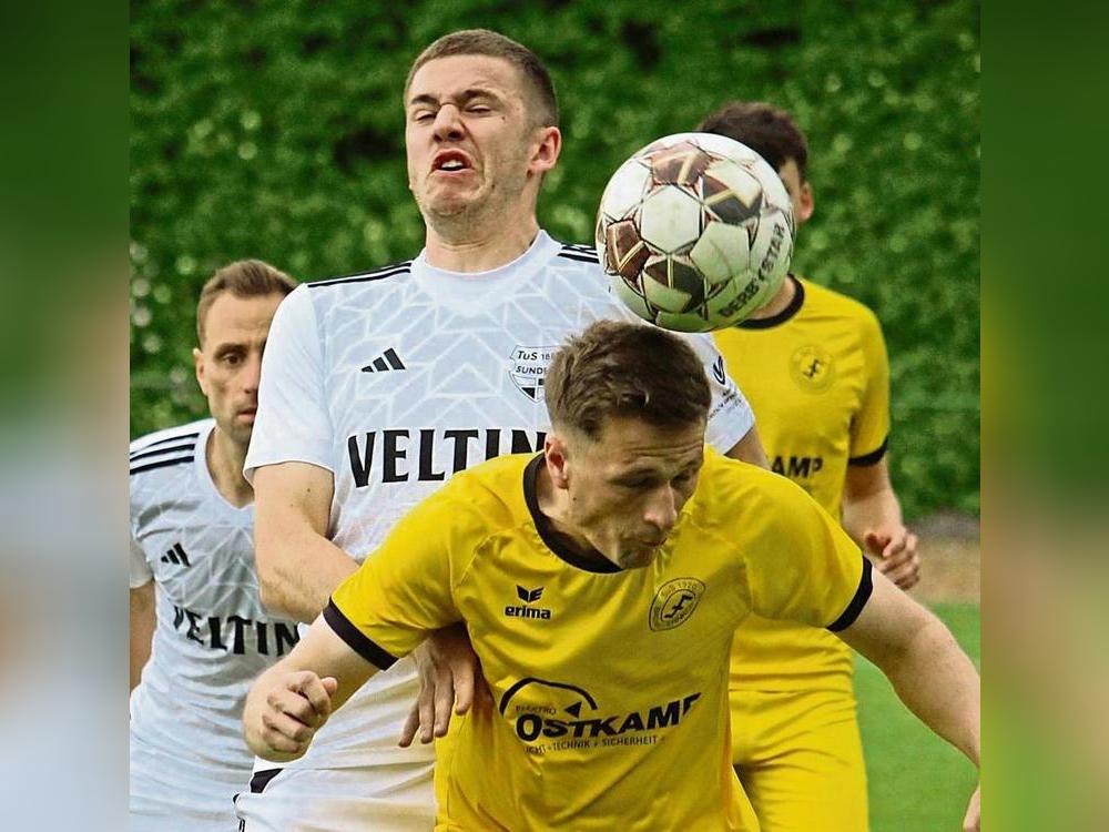 Mit gleich drei Treffern trug sich Philipp Köster (vorne) beim 5:1-Sieg in Hagen in die Torschützenliste des SuS Bad Westernkotten ein. Foto: Heinke