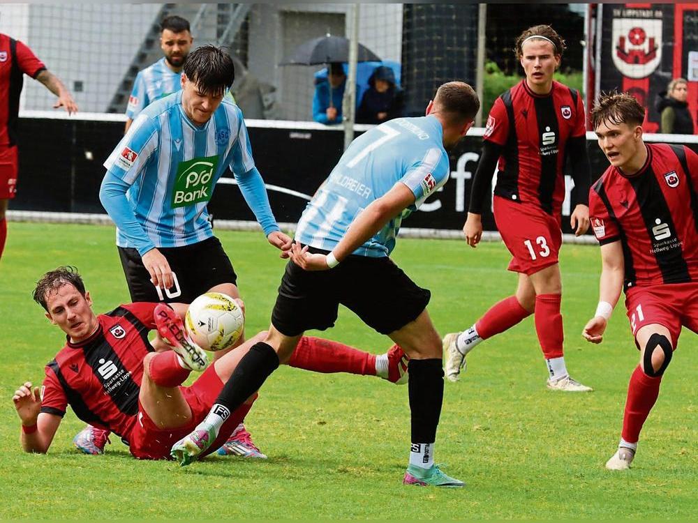 Der SV Lippstadt, hier mit Iker Kohl, Justus Meier und Nico Böll (v.l.), konnte gestern nicht an die zuletzt gezeigten Leistungen anknüpfen und verlor sein letztes Heimspiel der Saison gegen den ASC Dortmund vor 420 Zuschauern verdient mit 0:2. Fotos: Lütkehaus