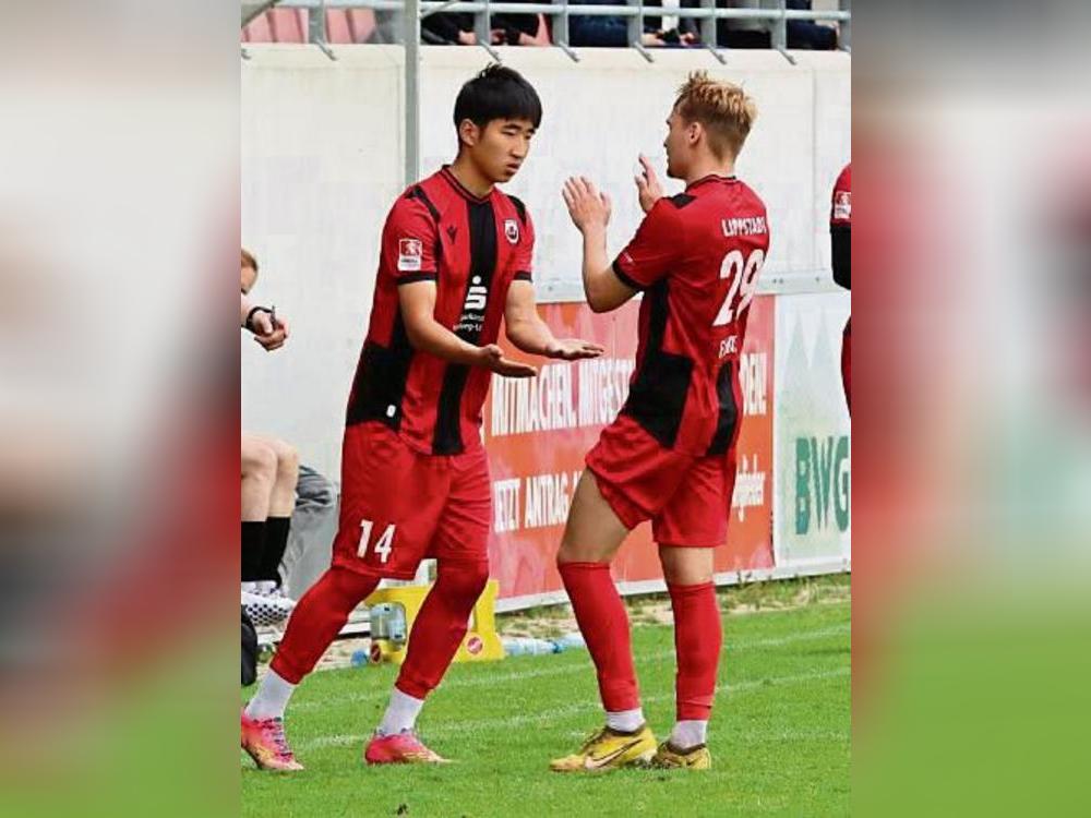 Seungyoung Lee (l.) und Maximilian Franke werden sich künftig öfter abklatschen. Foto: Lütkehaus