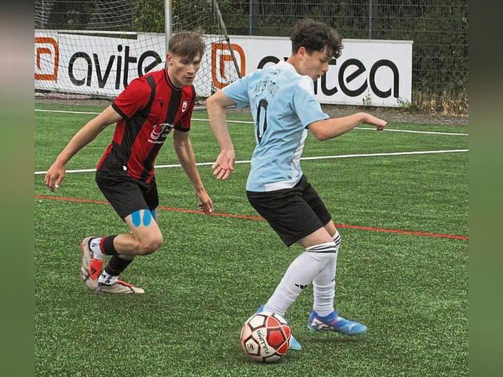 Das Ziel Klassenerhalt haben die C-Junioren des SV Lippstadt (in Schwarz-Rot) mit dem 2:2 gegen den ASC Dortmund endgültig erreicht. Foto: Dannhausen