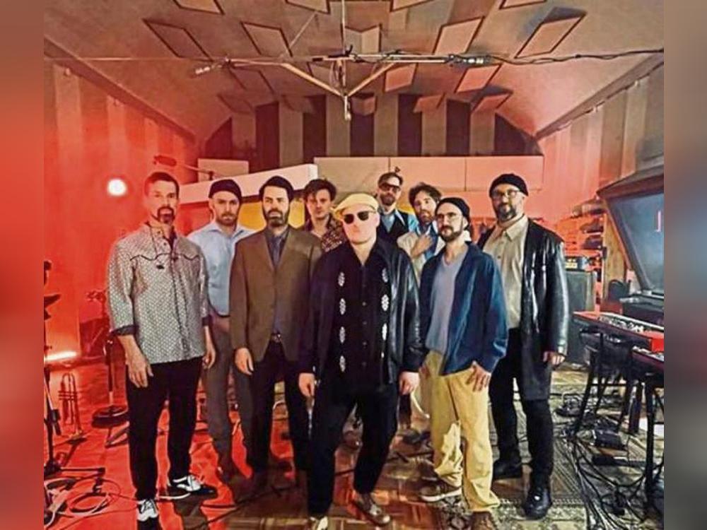 Optisch und musikalisch wollen Flo Mega & The Ruffcats ihrem Publikum einiges bieten.