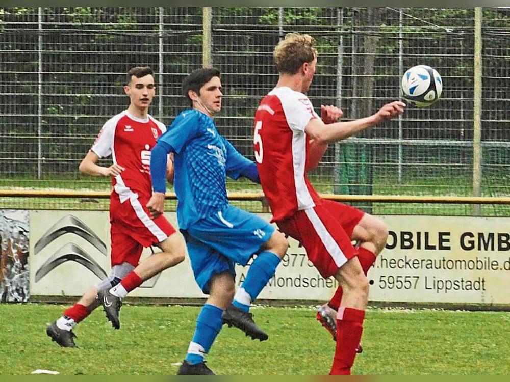Kurz vor dem Gewinn der Meisterschaft in der Kreisliga stehen die A-Junioren des SC Lippstadt (in Blau). Sie gewannen ihr Heimspiel gegen Bad Waldliesborn mit 5:0. Foto: Dannhausen