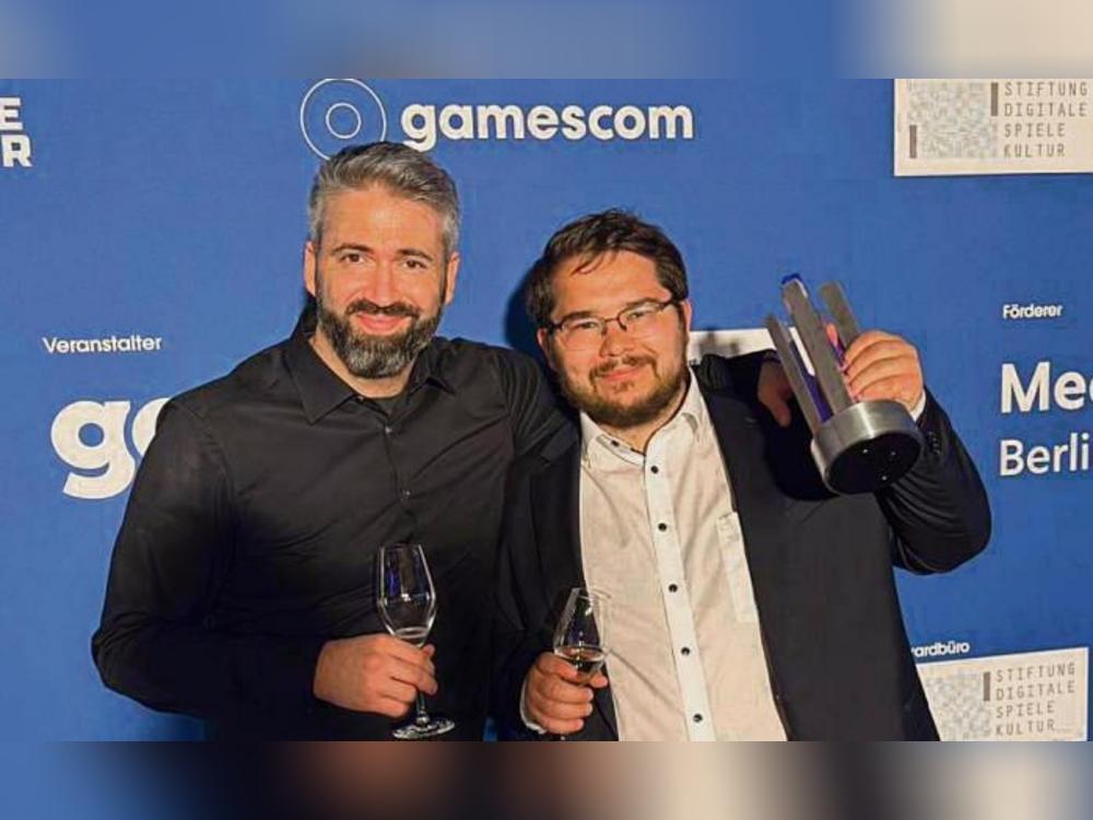 Beim Deutschen Computerspielpreis haben Nando Caputo Crapa (l.) und Sebastian Pokutta in der Sparte „Bestes Debüt“ gewonnen (und damit 60 000 Euro). Insgesamt wurden in Berlin die Sieger in 15 Kategorien ausgezeichnet.