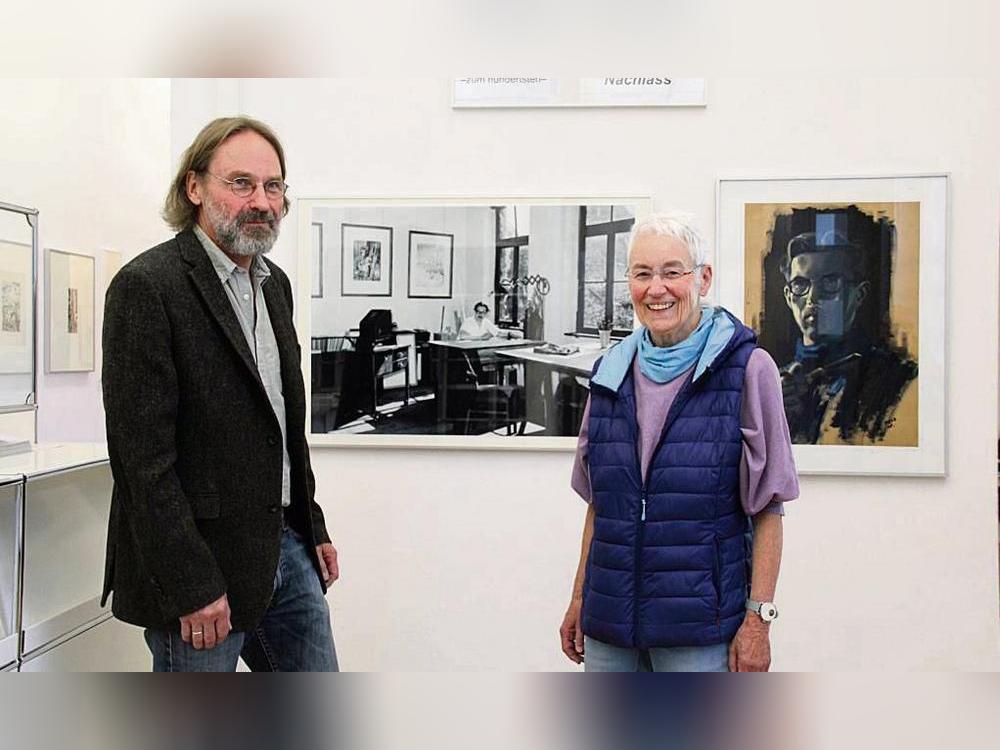 Andreas Moersener und Eva-Maria Rellecke haben die Ausstellung zum 100. Geburtstag des Künstlers, Werbegrafikers und Lehrers Diether Pelz kuratiert. Foto: Balzer