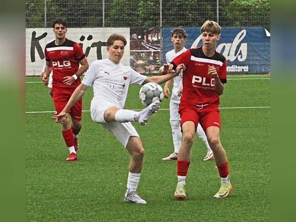 Der Angriff auf die Tabellenspitze läuft: Dem Kreisderby gegen Soest drückten die A-Junioren des TuS Lipperode (in Weiß) ganz klar ihren Stempel auf. Foto: Dannhausen
