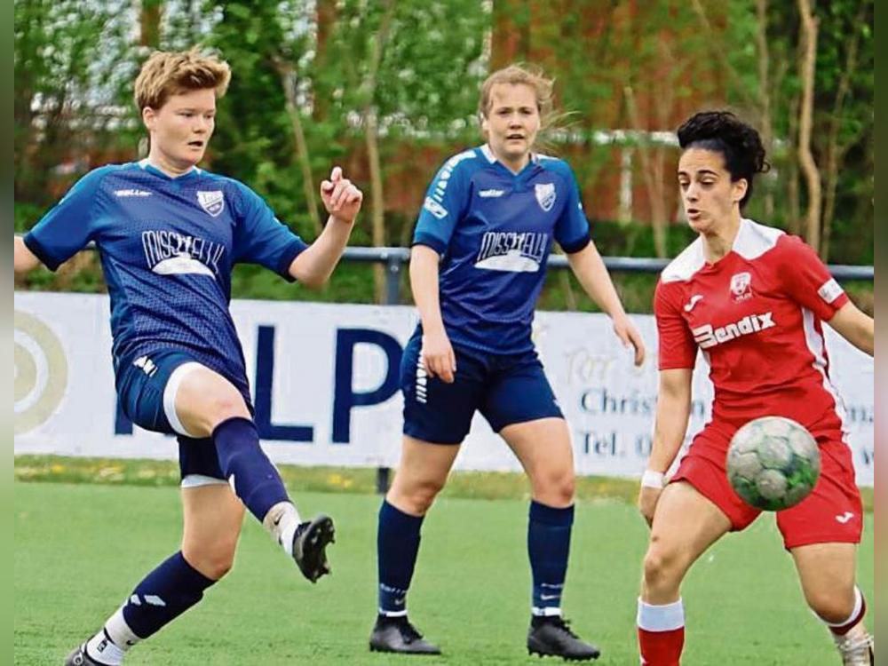 1:1 endete die Landesliga-Partie Mitte April zwischen dem TuS Wadersloh (in Blau) und den Gästen aus Ahlen. Diesmal wird es definitiv einen Sieger geben. Foto: Feichtinger