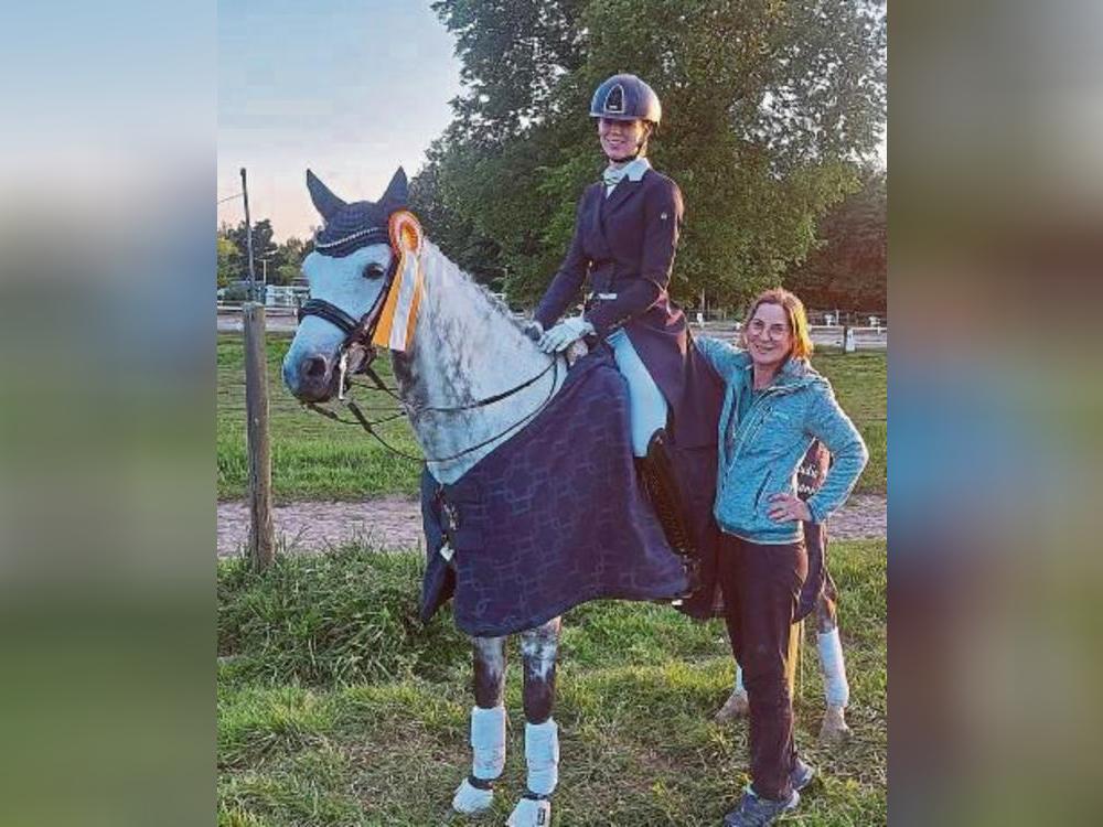 „Wie ein 6er im Lotto“: Susanne Schnitker (r.) über den ersten Sieg von Elina Schulte-Weyers in einem S-Springen. Dieser wurde auf einem Turnier in Ahlen errungen.